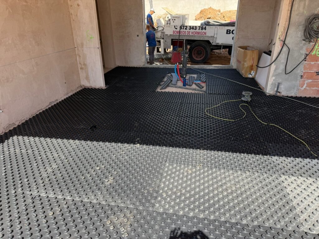 Instalación de suelo radiante con sistema de climatización en construcción