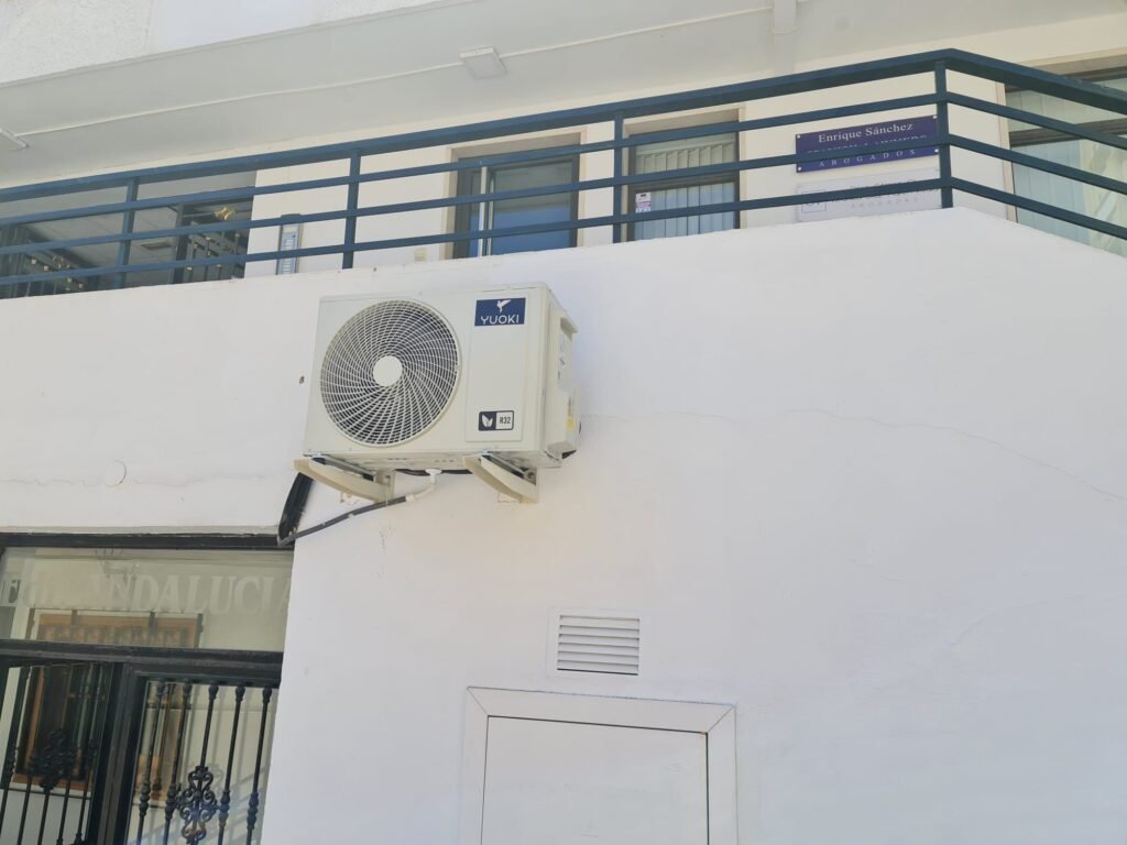 Unidad exterior de aire acondicionado Daikin SkyAir instalada en fachada