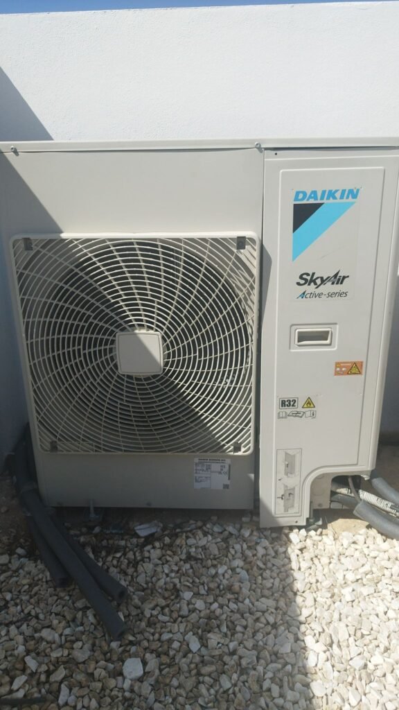 Sistema de ventilación y extracción de aire instalado en techo